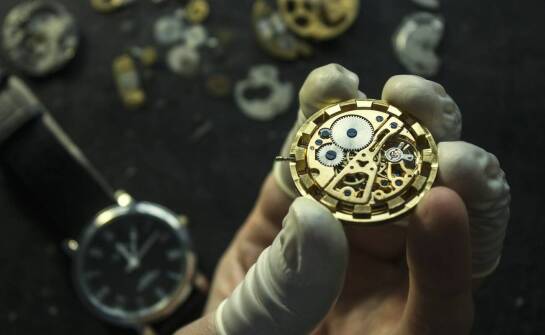 Jak wybrać idealny zegarek jako część biżuterii z Poznania?