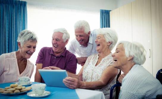 Jak rodziny mogą wspierać swoich bliskich w domu pomocy społecznej?