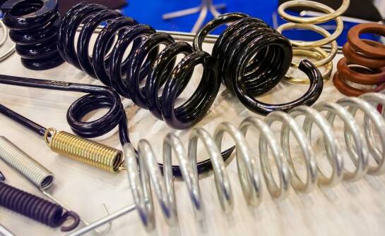 Sprężyny skrętne w przemyśle spożywczym – zastosowania i zalety