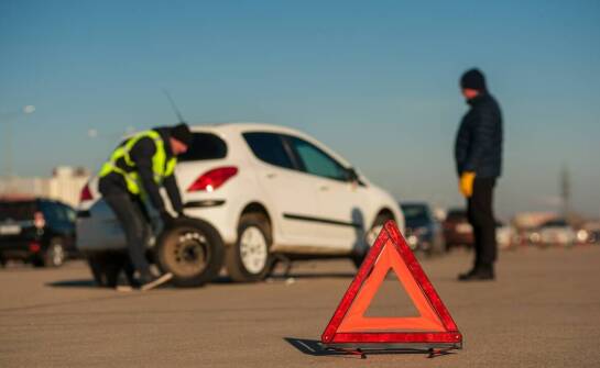 Jakie korzyści płyną z szybkiego dowozu paliwa przez pomoc drogową?