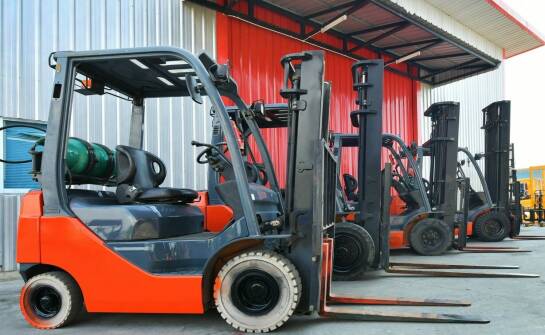 Jakie są kluczowe aspekty umowy wynajmu długoterminowego wózków widłowych?