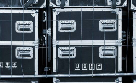 Rola zamków zabezpieczających w ofercie producenta skrzyń transportowych