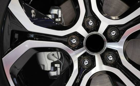 Dlaczego warto inwestować w trwałe kołpaki 13?