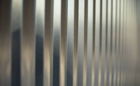 Jak zabezpieczenie antykorozyjne wpływa na żywotność ogrodzeń betonowych?