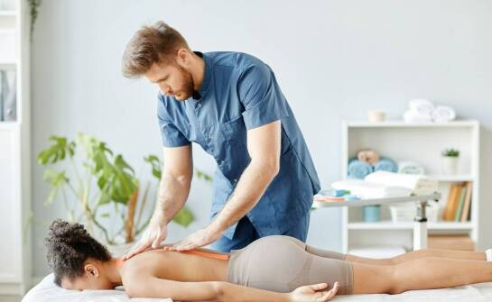 Rola masażu falą uderzeniową w terapii przewlekłego bólu pleców