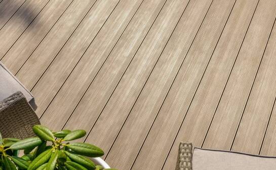 Porównanie różnych rodzajów desek do montażu tarasów drewnianych