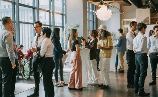 Ścianka łukowa jako narzędzie do budowania wizerunku firmy na wydarzeniach branżowych