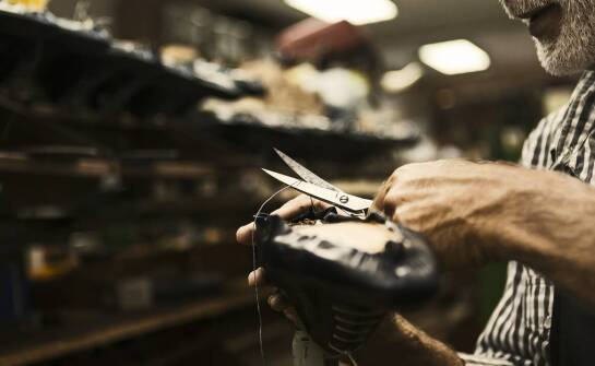 Renowacja obuwia skórzanego – jak przedłużyć żywotność ulubionych butów?