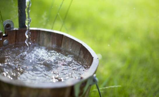 Jakie są zalety zbierania deszczówki w kontekście oszczędności wody?