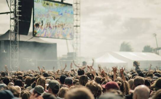 Najważniejsze korzyści z wynajmu toalet przenośnych dla festiwali muzycznych