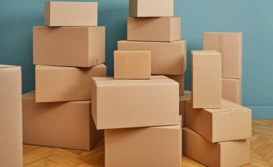Jak dostosować opakowania kartonowe do wymogów logistyki międzynarodowej?