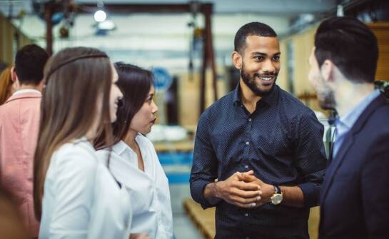 Jak agencje pracy ułatwiają rekrutację pracowników do branży produkcyjnej?