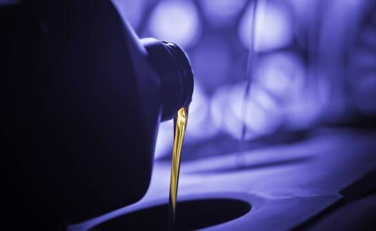 Zalety korzystania z olejów półsyntetycznych w samochodach ciężarowych