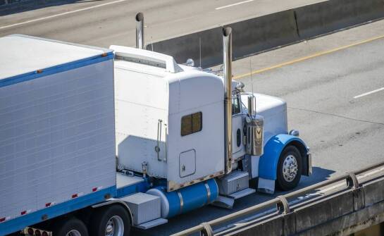 Jakie wyzwania stoją przed firmami oferującymi przewóz mebli w Krakowie?