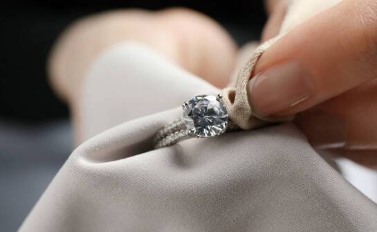 Szafir jako kamień szlachetny w złotych kolczykach - co warto wiedzieć?