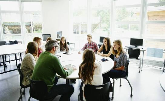 Jakie korzyści przynoszą małe grupy na kursach języka angielskiego dla dorosłych?