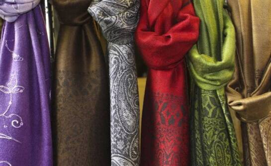 Szale do sukienek – jak wybrać odpowiedni materiał i kolor?