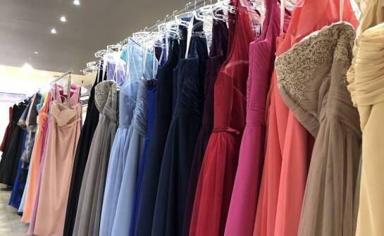 Najnowsze trendy w sukniach wieczorowych – co warto wiedzieć?