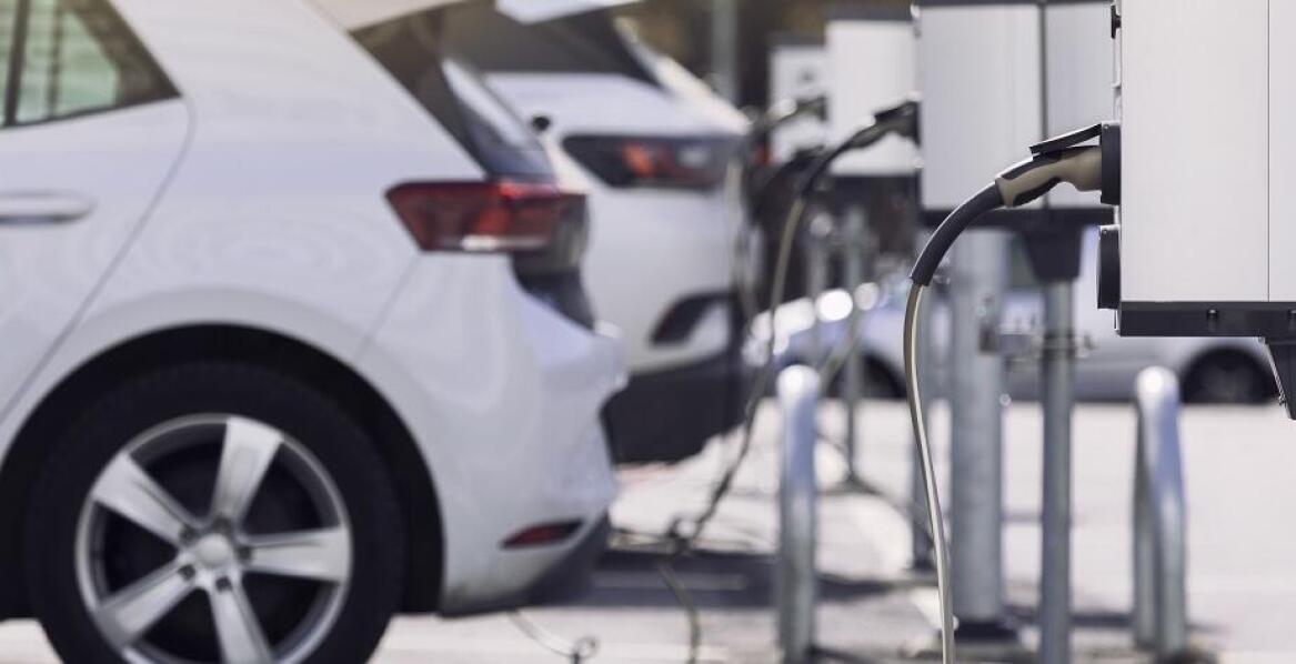 Stacje ładowania pojazdów w hotelach – przyszłość zrównoważonej turystyki