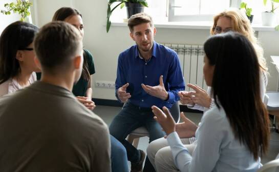 Jak psychoterapia nerwic wspiera odbudowę relacji międzyludzkich?