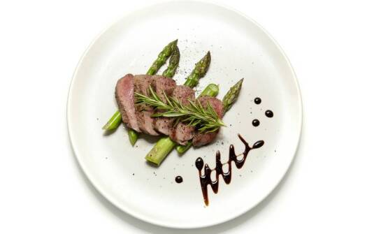 Szynka z jelenia – unikalne walory smakowe i zastosowanie w kuchni