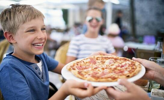 Odkryj wyjątkowe smaki faszerowanej pizzy z dostawą do domu