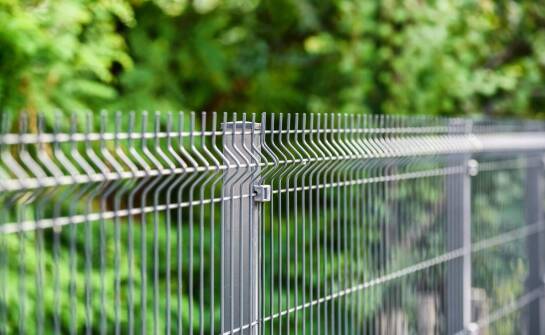 Najważniejsze aspekty techniczne przy wyborze akcesoriów montażowych dla ogrodzeń