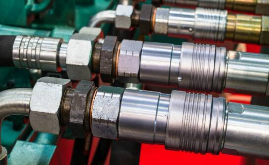 Dlaczego złączki skręcane są niezbędne w nowoczesnych liniach produkcyjnych?