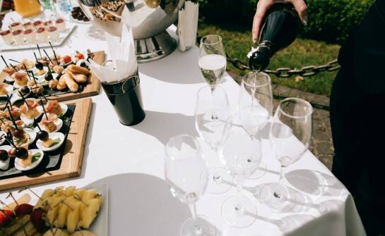 Wino bezalkoholowe w cateringu – co mówią opinie klientów?