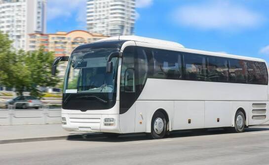 Wynajem autobusów turystycznych - idealne rozwiązanie na rodzinne wyjazdy