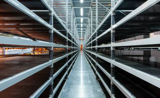 Jakie dodatki mogą zwiększyć funkcjonalność regałów przejezdnych na obrazy?