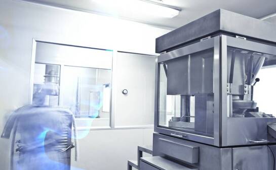 Jak utrzymać sterylne warunki w loży laminarnej podczas pracy z cytostatykami?