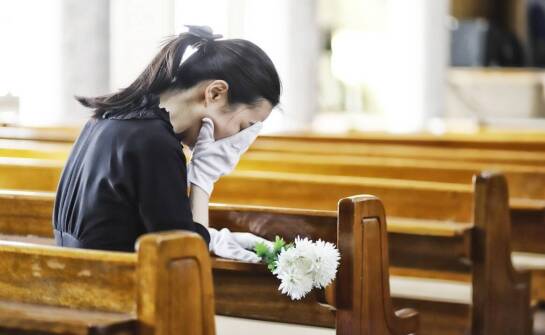 Jakie czynniki uwzględnić wybierając repertuar na skrzypce do ceremonii pogrzebowej?