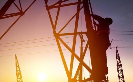 Jakie wyzwania wiążą się z instalacją napowietrznej linii energetycznej?