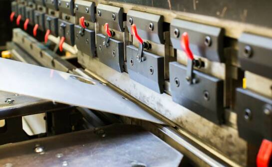 Jak zaplanować zakup prasy krawędziowej pod kątem przyszłych potrzeb produkcyjnych?