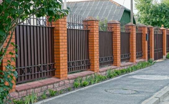 Jak dobrać odpowiednią wysokość i średnicę słupków ogrodzeniowych do konkretnego projektu?