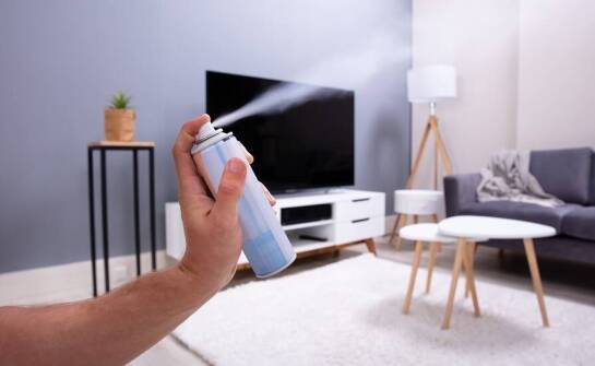 Odświeżacz powietrza w sprayu jako sposób na neutralizację nieprzyjemnych zapachów