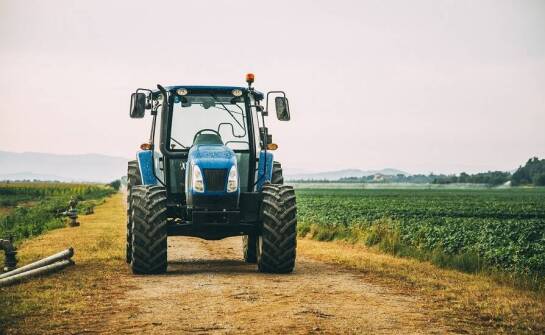 Szyby w maszynach rolniczych a przepisy prawne – co należy uwzględnić?