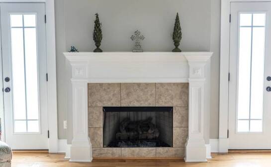 Zabudowa kominka – jak wkomponować ją w klasyczne wnętrze?