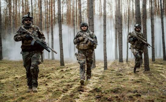 Jakie materiały zapewniają trwałość i komfort w mundurach wojskowych?