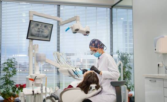 Usuwanie kamienia nazębnego – dlaczego warto robić to w renomowanym gabinecie stomatologicznym?