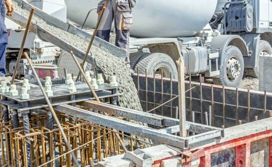 Porównanie skuteczności różnych metod posypywania betonu cementem