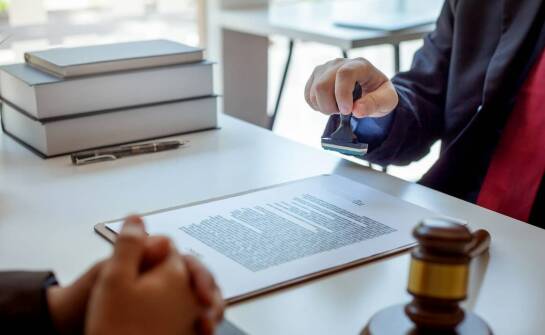 Jak prawnik może pomóc w odzyskaniu dostępu do zajętego rachunku bankowego?