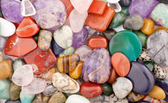 Kamienie czakralne jako element złotych naszyjników – jakie modele wybrać?