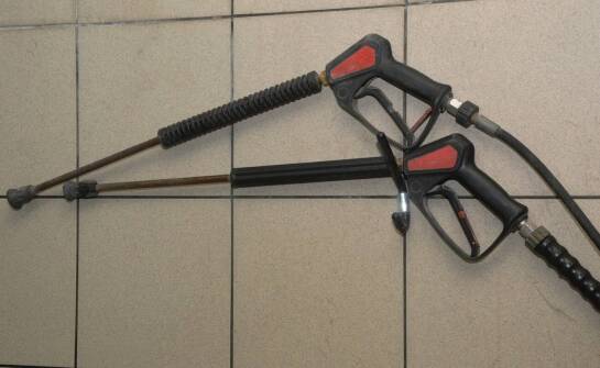 Jakie są najważniejsze cechy myjek ciśnieniowych kabinowych dla przemysłu?