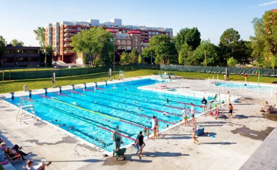Małe grupy na zajęciach pływania: jak wpływają na postępy dzieci