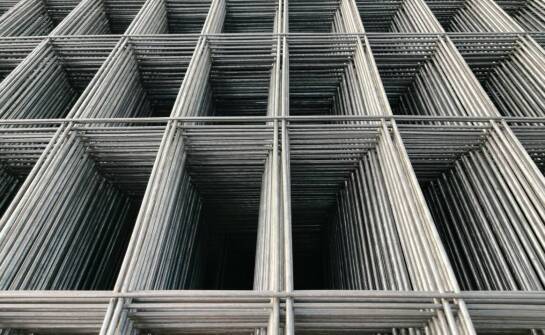 Funkcjonalność krat profilowanych w aranżacji przestrzeni miejskich