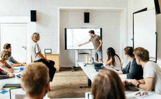Jakie są najważniejsze aspekty teoretyczne kursu na autobus?
