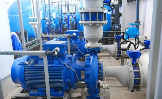 Co wyróżnia pompy zanurzeniowe 12V na tle innych rozwiązań?