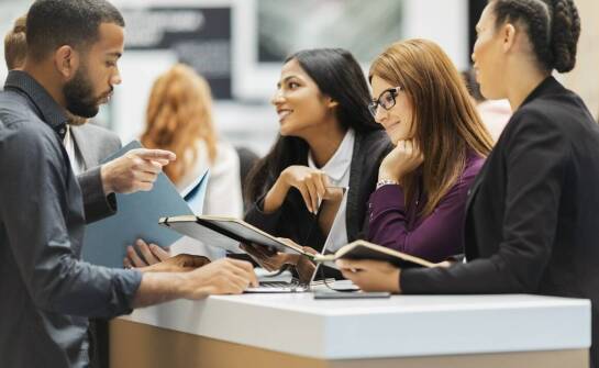 W jaki sposób kubki z logo mogą pomóc w wyróżnieniu się na targach branżowych?